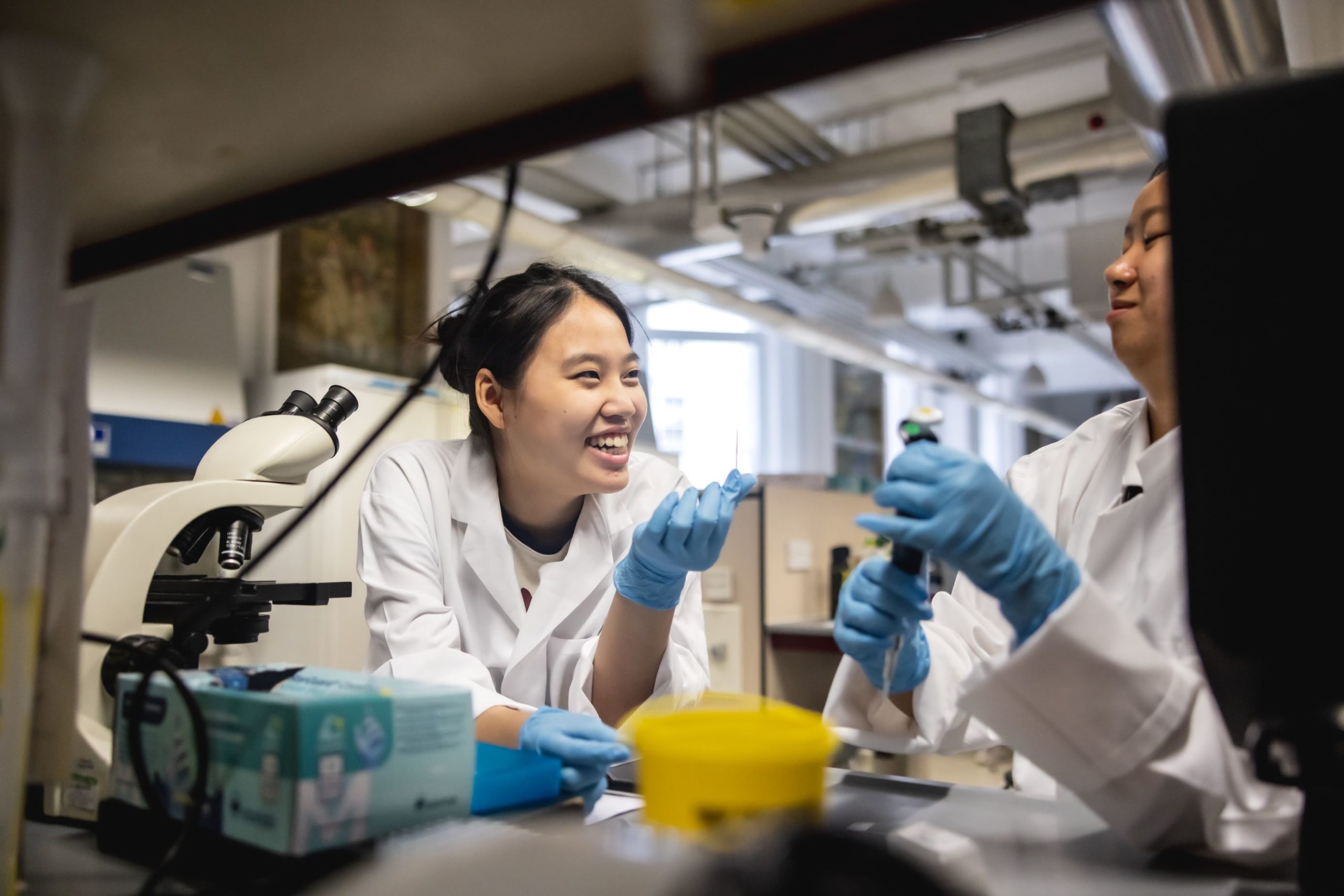 Innovate Summer Academy students at the UCL laboratory